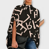 Jacqueline – Blusa Elegancia Atemporal y Chic - Schwarze Buchstaben / XS - Jacqueline – Blusa Elegancia Atemporal