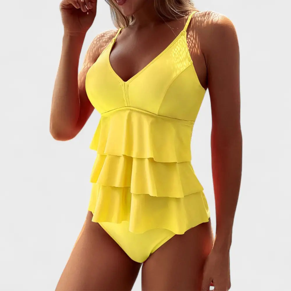 Clara – Bañador Elegancia y Estilo Atemporal - Lia – Bañador Liso con Volantes Elegantes
